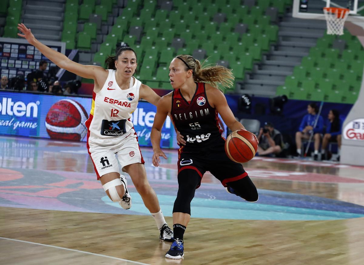 Ljubljana (Slovenia), 25/06/2023.- Julie Allemand of Belgium (R) in action against Maite Cazorla of Spain during the FIBA Women’s EuroBasket Final match between Spain and Belgium in Ljubljana, Slovenia, 25 June 2023. (Baloncesto, Bélgica, Eslovenia, España) EFE/EPA/ANTONIO BAT