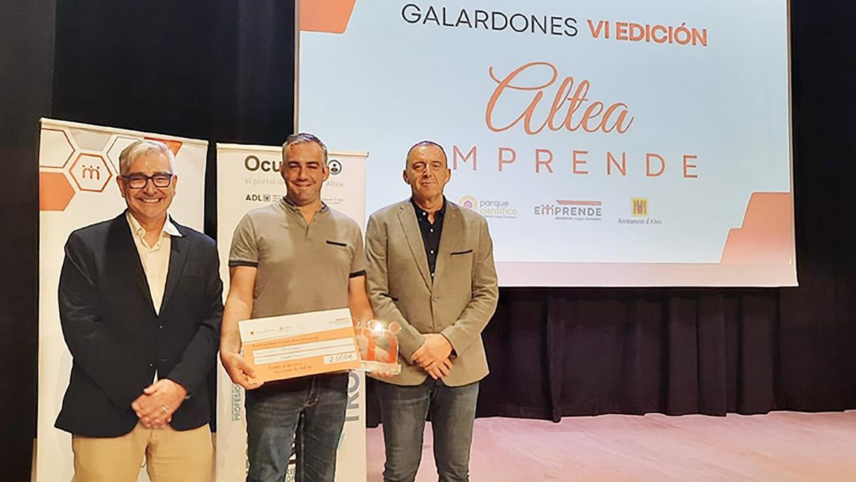 Entrega del premio 'Altea Emprende' al proyecto "Trip2Tennis" sobre turismo deportivo y tenis
