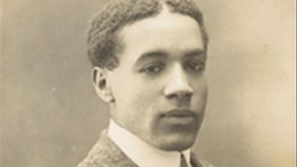 Walter Daniel John Tull va ser un futbolista professional angles i oficial de l exercit britanic d origen afro-caribeny