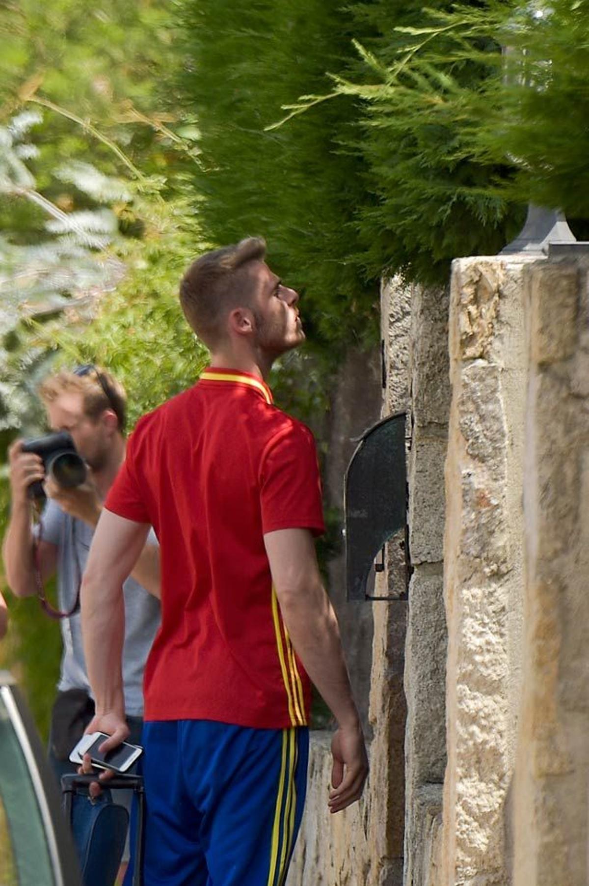 David De Gea se asoma por encima de la puerta de la casa de Edurne en Madrid