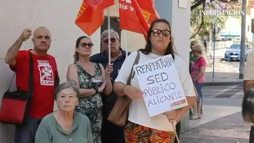 Concentración frente al antiguo centro de plaza América de Alicante para exigir al Ayuntamiento una alternativa tras su cierre