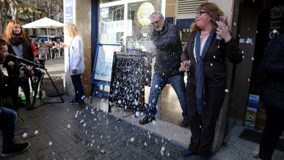 Los responsables de la administración de la calle Sicilia, en Barcelona, celebran haber vendido el Gordo.