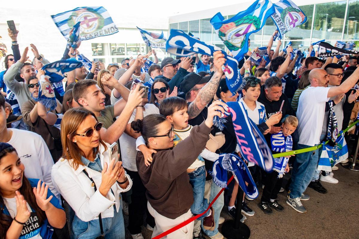 La afición acude en masa a Alvedro para recibir al Dépor tras la victoria en Cádiz