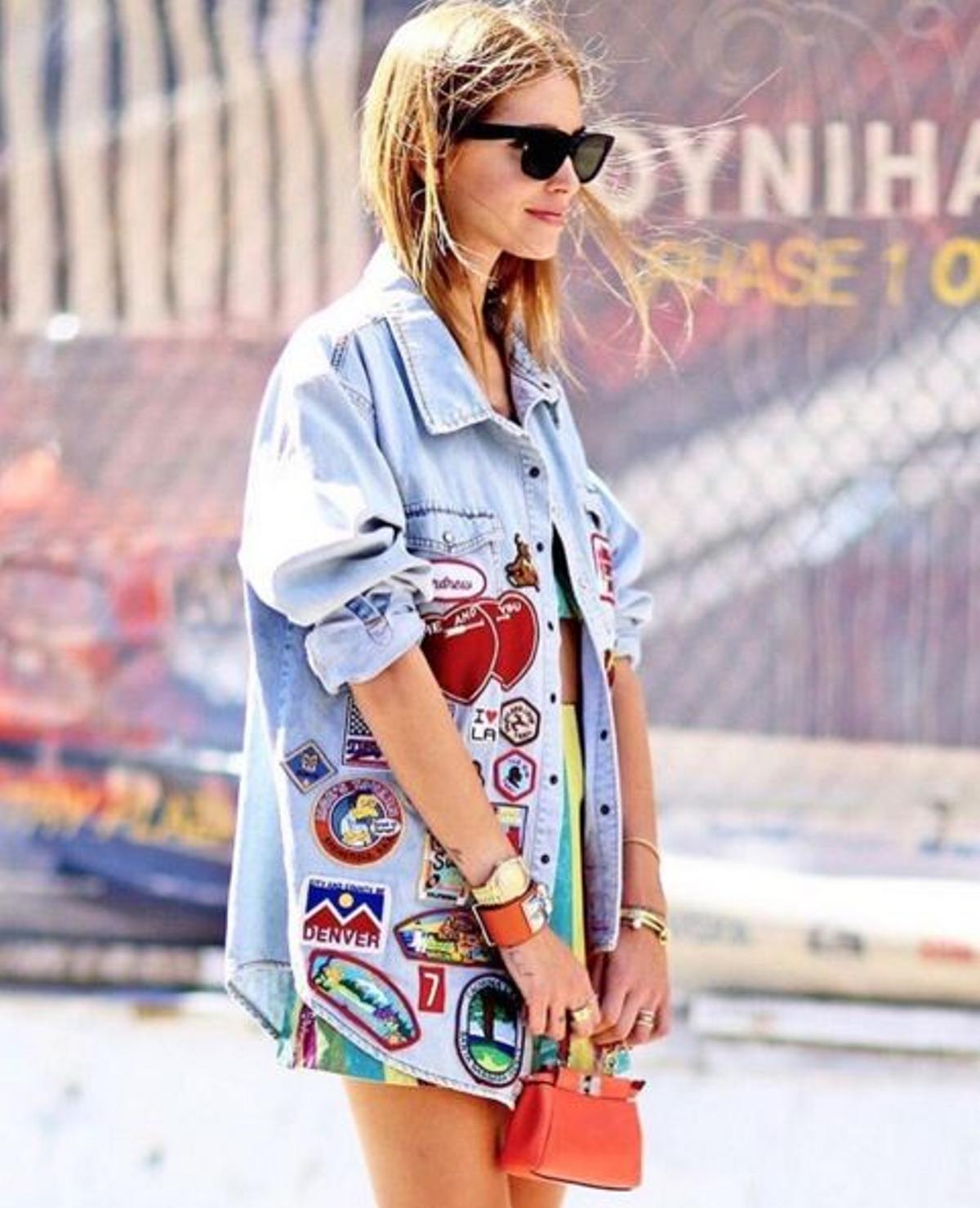 La chaqueta vaquera con parches de Chiara Ferragni