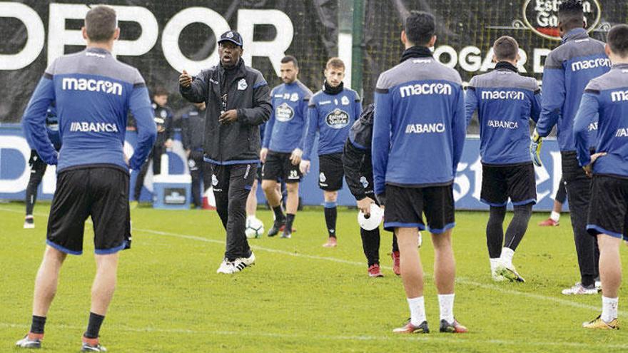 Seedorf da instrucciones a los jugadores durante el entrenamiento de ayer en Abegondo.