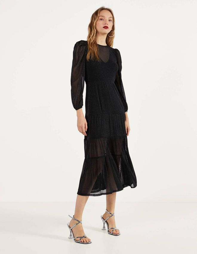 Vestido en color negro de hilo metalizado de las rebajas de Bershka