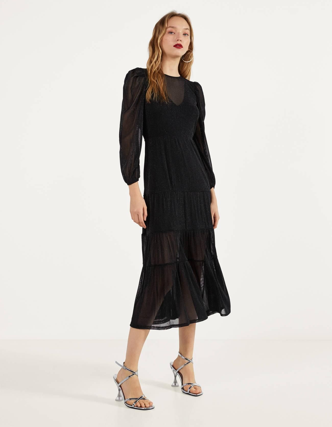 Vestido en color negro de hilo metalizado de las rebajas de Bershka