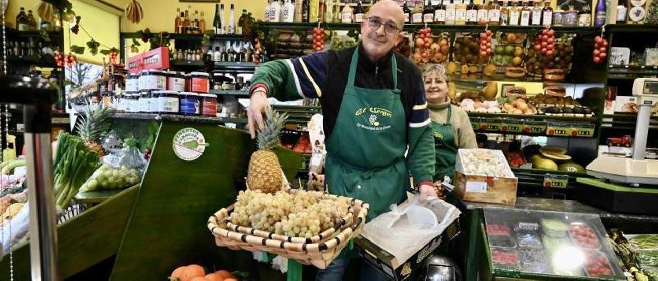 La frutería El Vergel tiene encargos desde hace días de uvas españolas Aledo y, cada vez más, sin pepitas. | // Rafa Vázquez