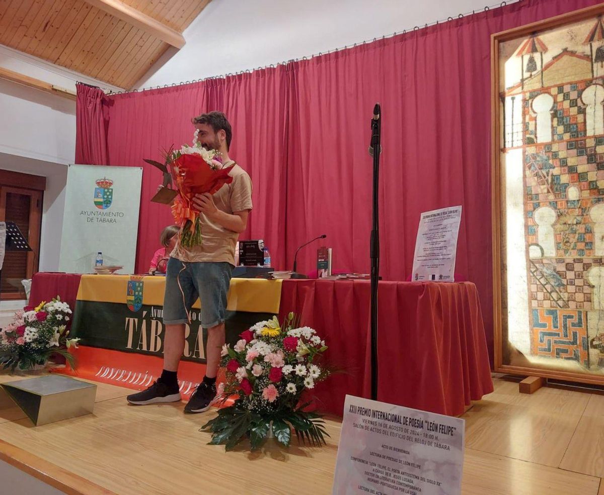 Aitor Francos, premio 2023, entrega un ramo de flores. | Chany Sebastián