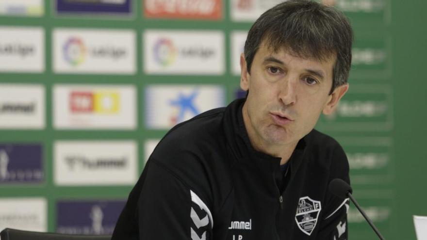 El entrenador del Elche José Rojo, Pacheta, en la sala de prensa del Martínez Valero.