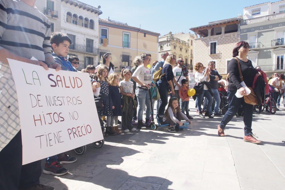 Més de 200 persones es manifesten per un servei de pediatria digna