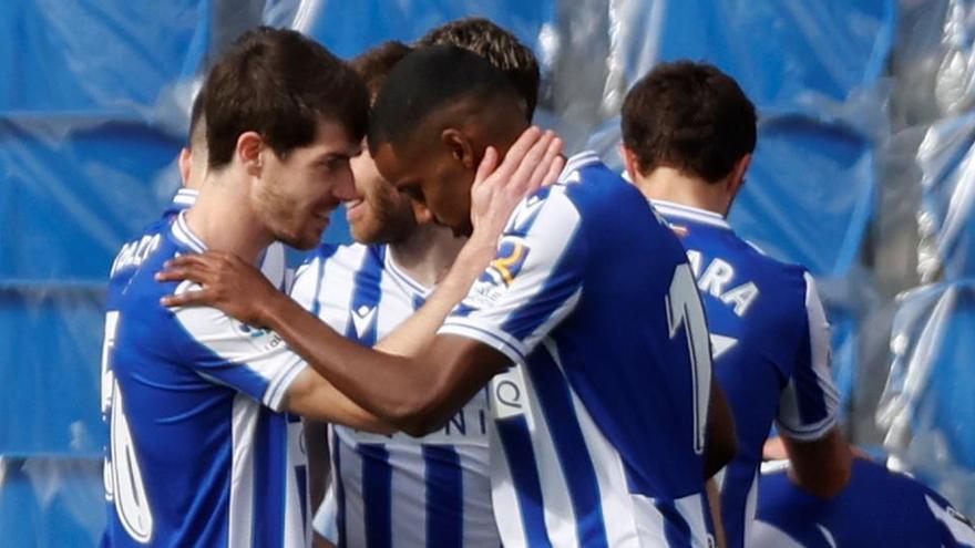 Alexander Isak celebra el tercer gol de la Real Sociedad ante el Cádiz