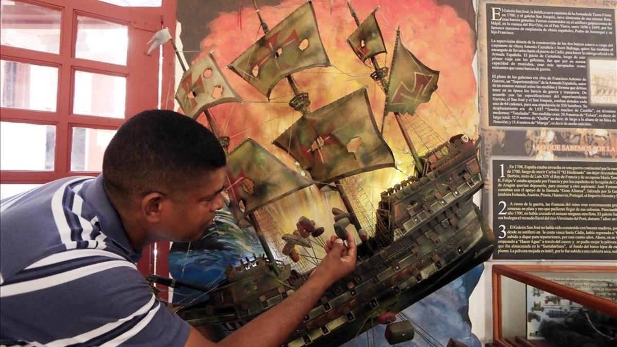 Un turista observa una réplica del galeón español San José en Cartagena de Indias.