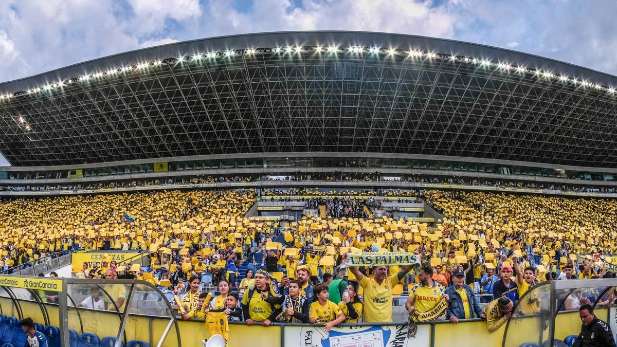 Imagen de la tribuna del Gran Canaria, en mayo de 2023, antes de medirse al Alavés.