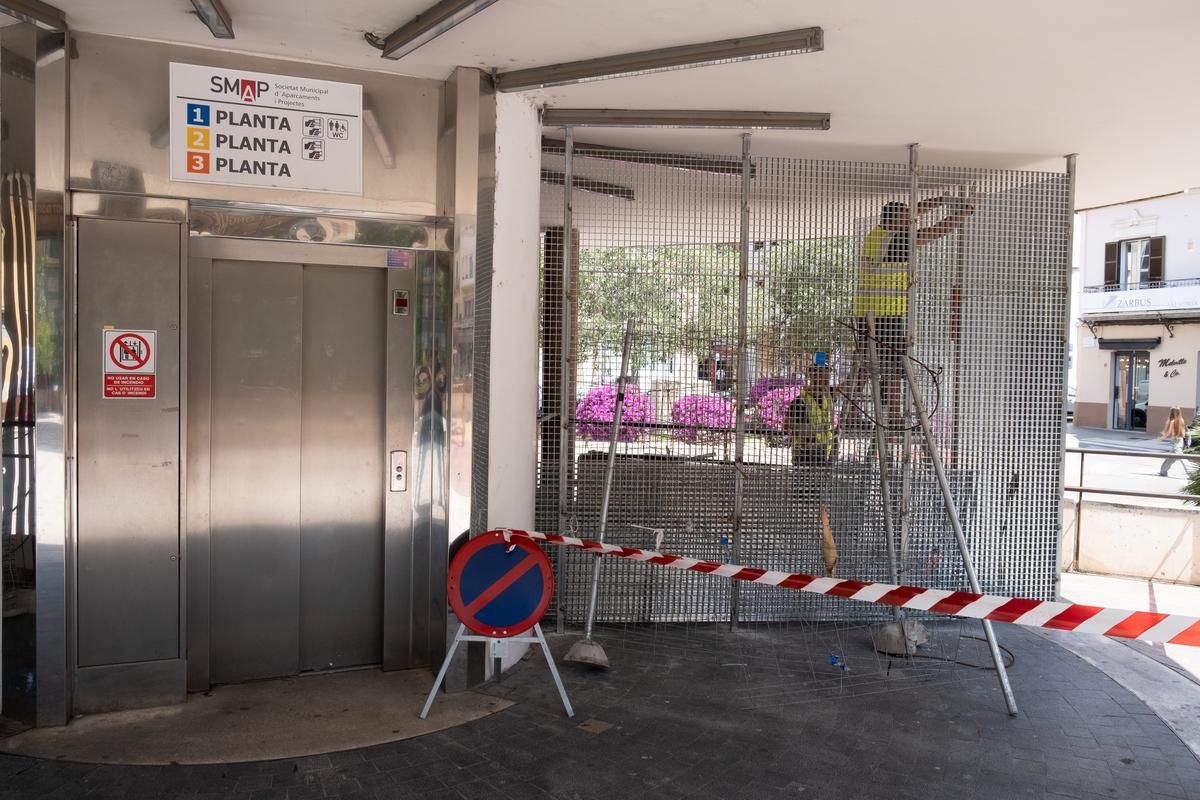 Cierran con barreras metálicas el espacio donde dormían los sin techo en la plaza Comtat del Rosselló de Palma