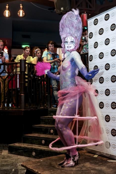 Desfile de modelos con su cuerpo pintado