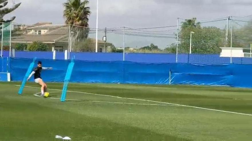 André Silva y Héctor Fort pisan césped, en el campo anexo al Pinatar Arena