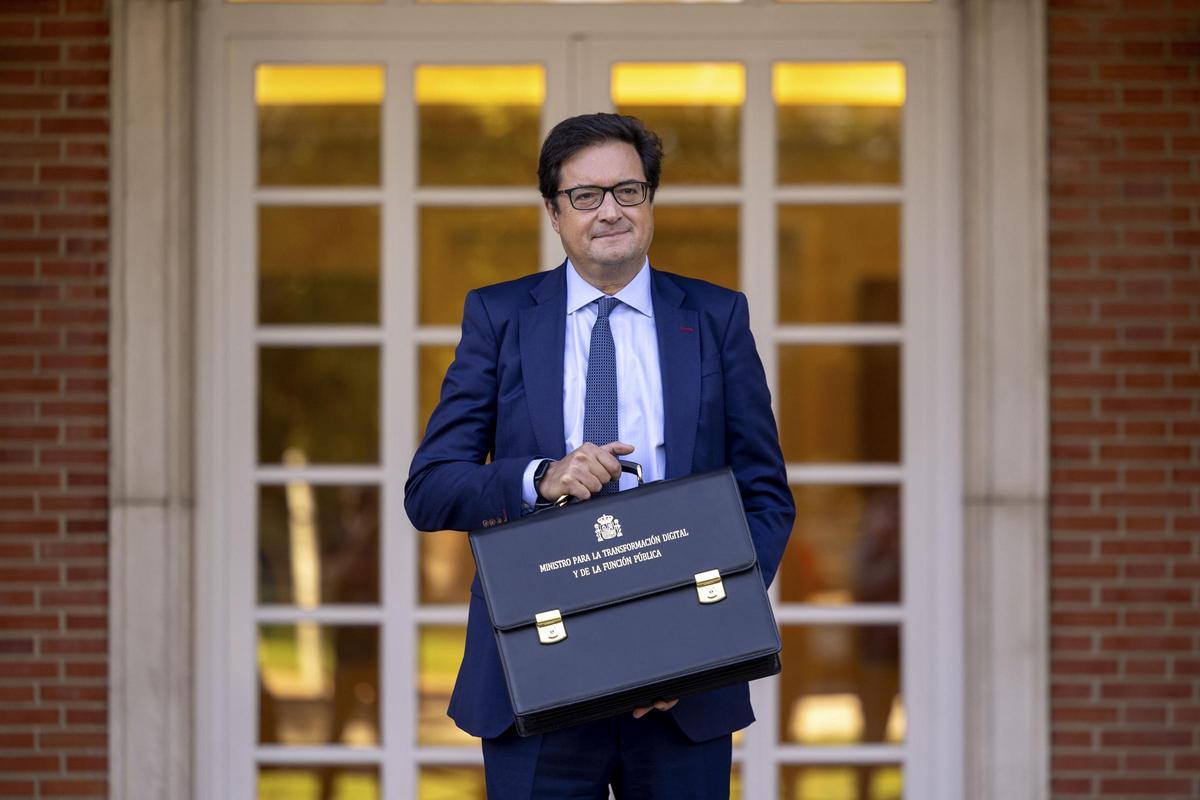 El nuevo ministro para la Transformación Digital y de la Función Pública, Óscar López, posa a su llegada al Palacio de La Moncloa antes de asistir a su primera reunión del Consejo de Ministros este martes.