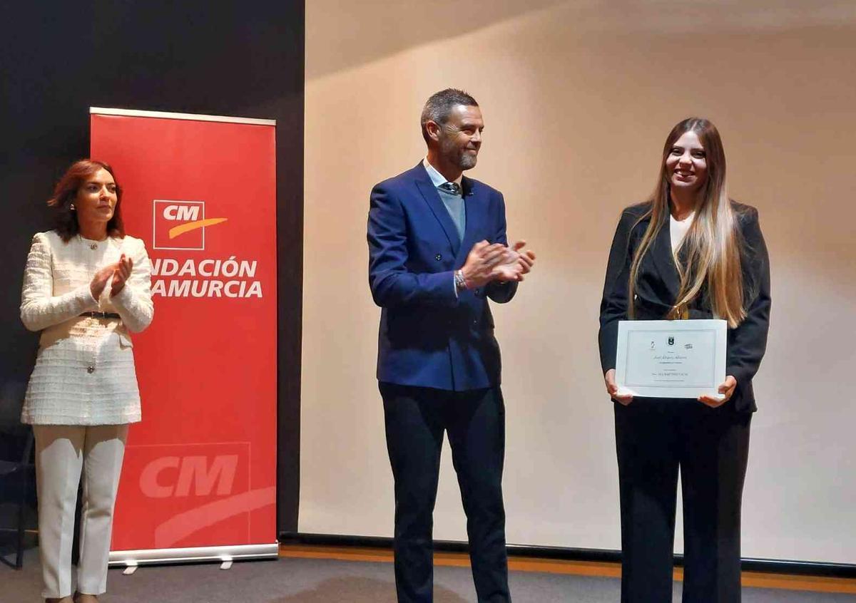 El alcalde José Francisco García entrega el premio a la doctora Ana María Martínez Vacas