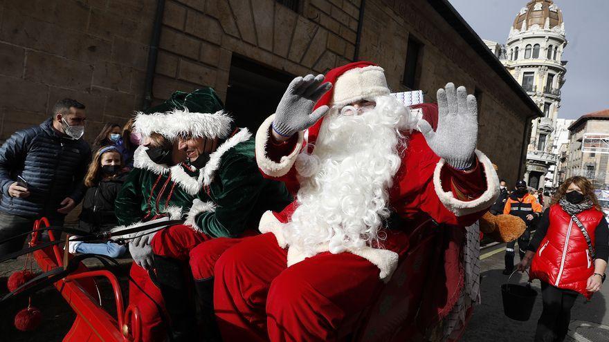 Los animalistas y los elfos de Papá Noel se enfrentan en Oviedo: &quot;Transmitimos el amor por el mundo rural&quot;