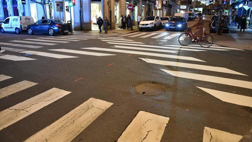 Paso de peatones señalizado el jueves en el cruce de las calles Betanzos y Teresa Herrera.   | // VÍCTOR ECHAVE