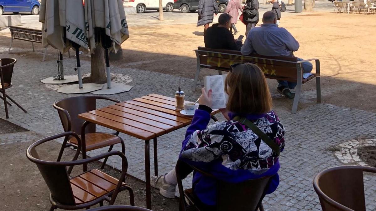 Una joven lee en una plaza de Madrid