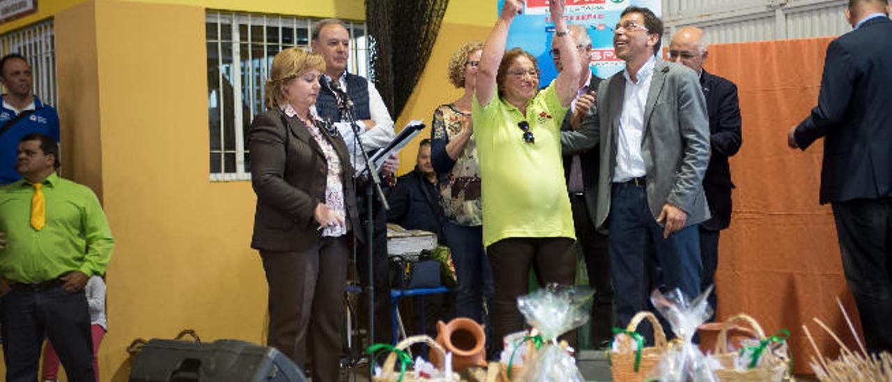 Rosario Gil con la placa, ante el alcalde Francisco Atta, Antonio Morales, José López Peñate y otras autoridades.