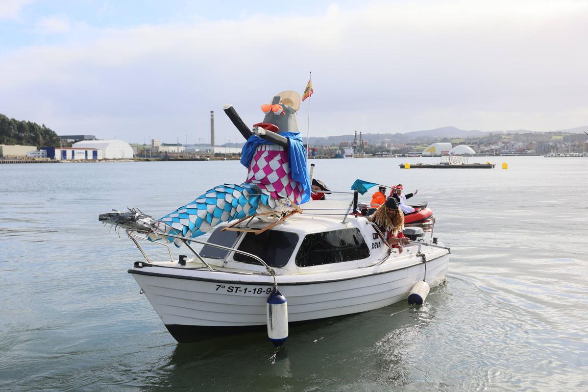 En imágenes: El desembarco de la Sardina abre el Antroxu de Avilés