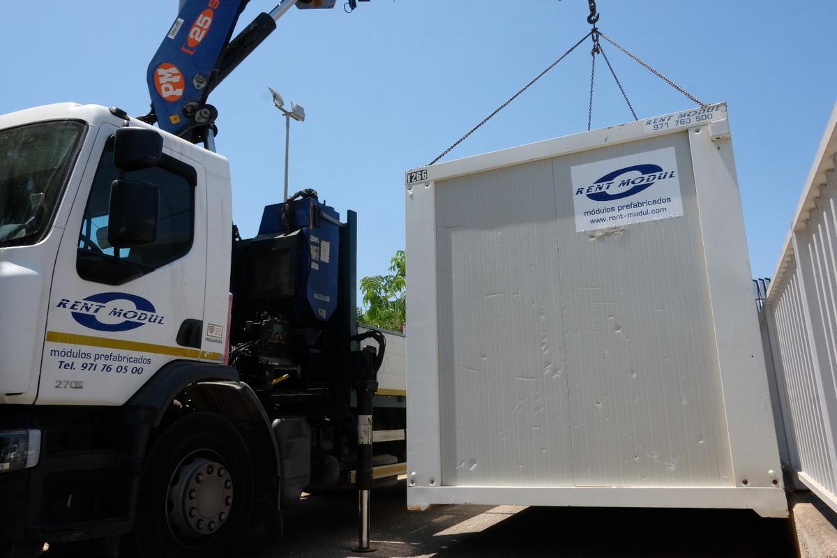Instalan casetas prefabricadas en la puerta del parque de bomberos para instalar a los okupas de la cárcel