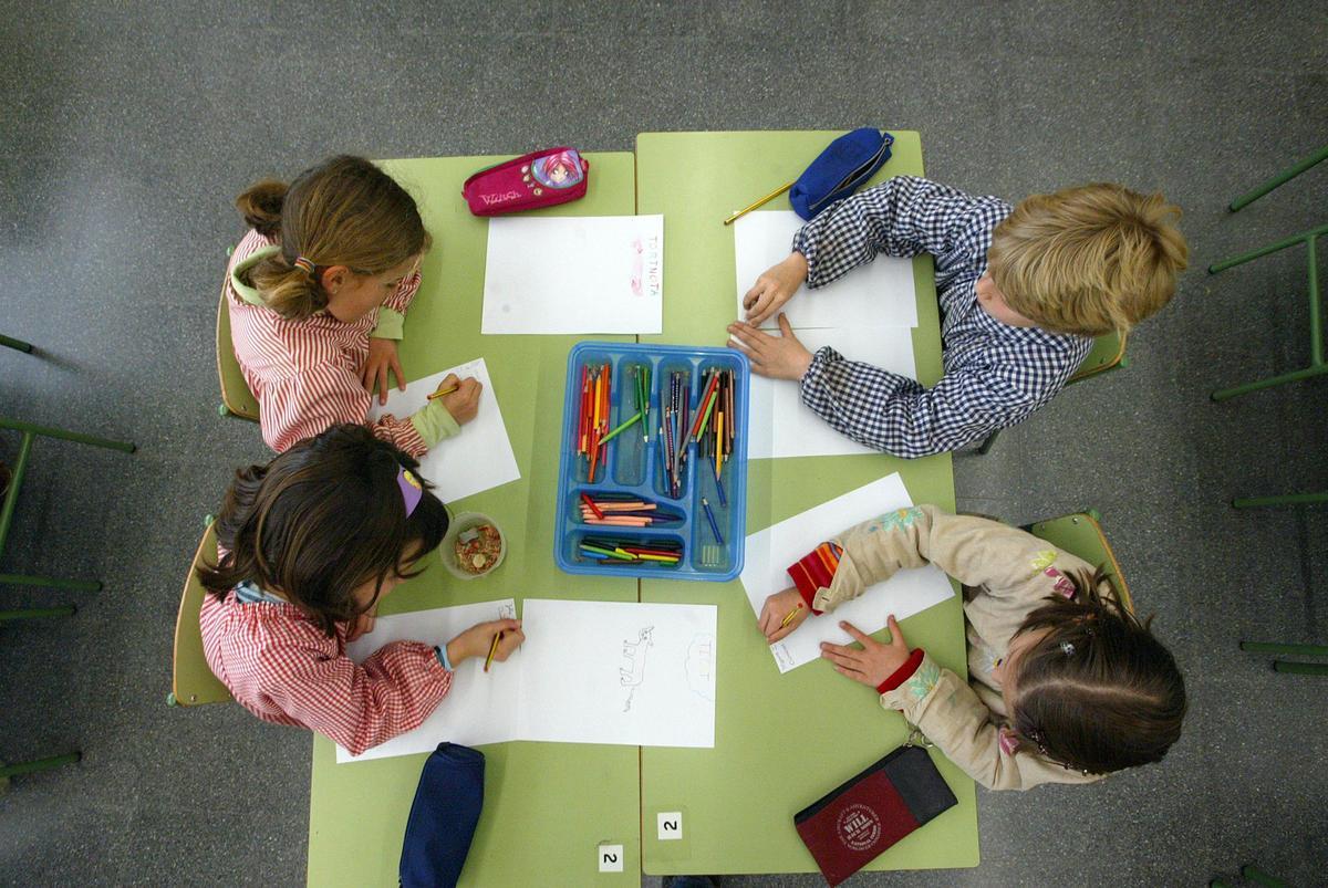 Alumnos de una escuela en Barcelona, realizando un ejercicio de pintura. Foto archivo