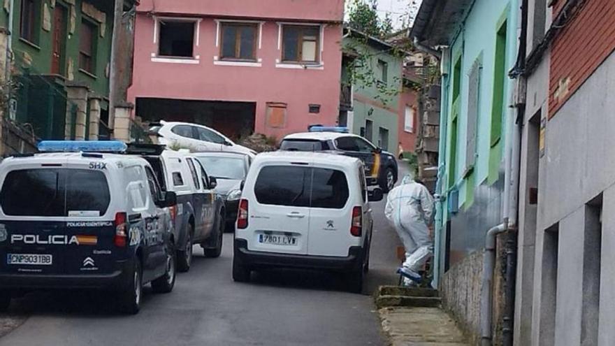 Un agente de la Policía Científica accede a la vivienda de víctima y supuesto asesino. | D. O.