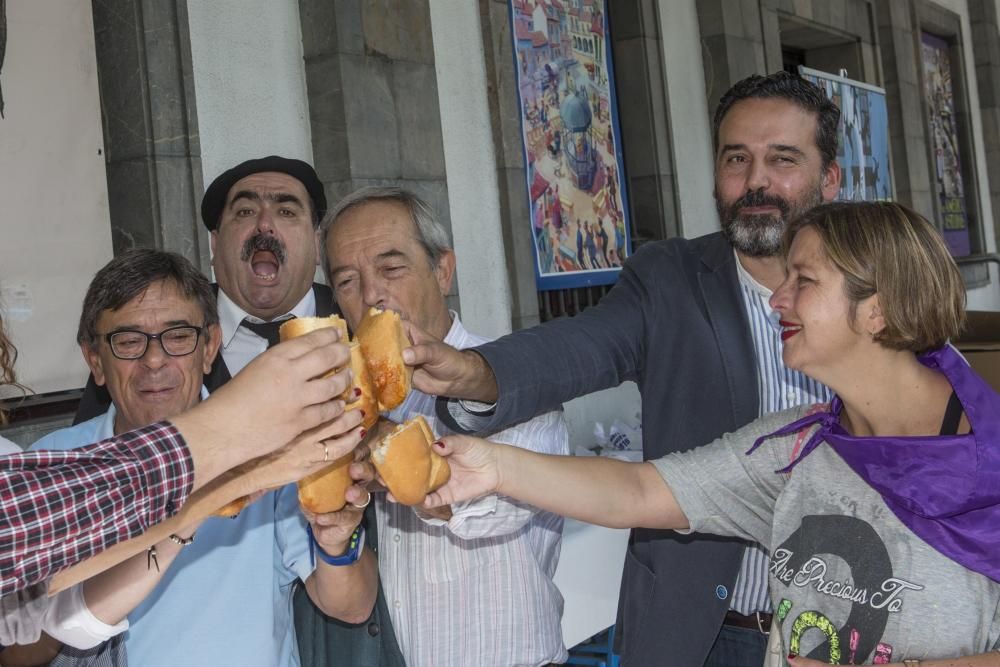 Alcalde y concejales del Ayuntamiento de Oviedo celebran el día del bollo