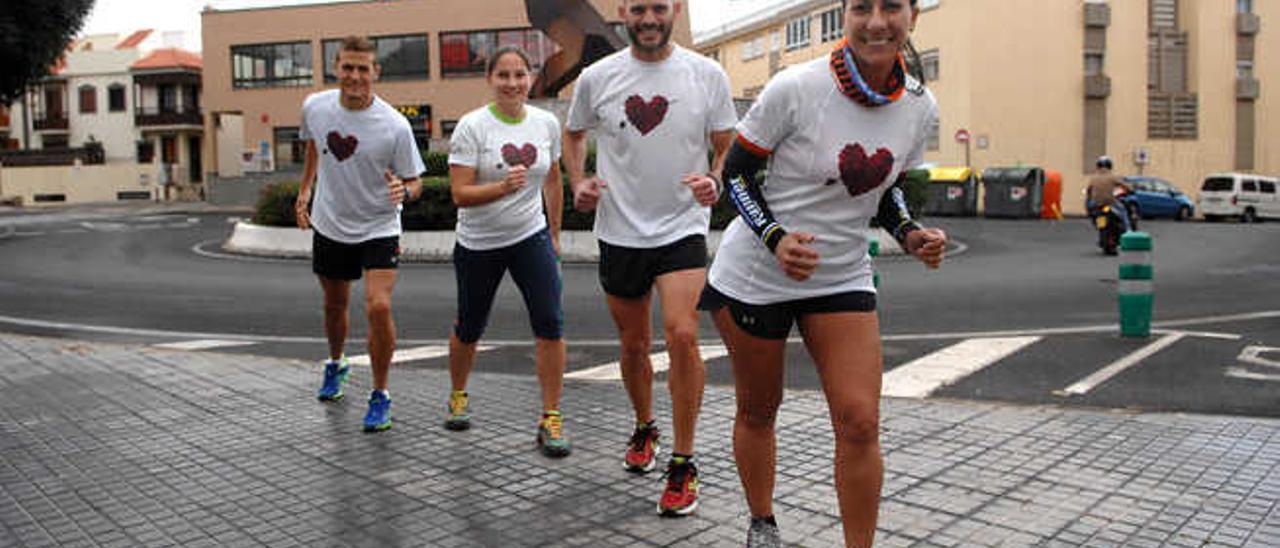 En primer término, Sandra Moreno, Jonay García, Manuela Alonso y Francisco Cabrera, ayer, junto al pebetero.