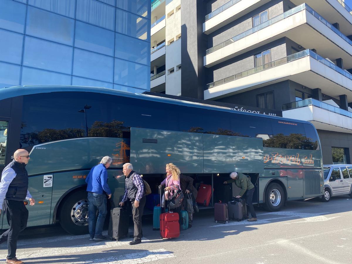Llegada de un autobús a un hotel de Peñíscola con turistas del Imserso.