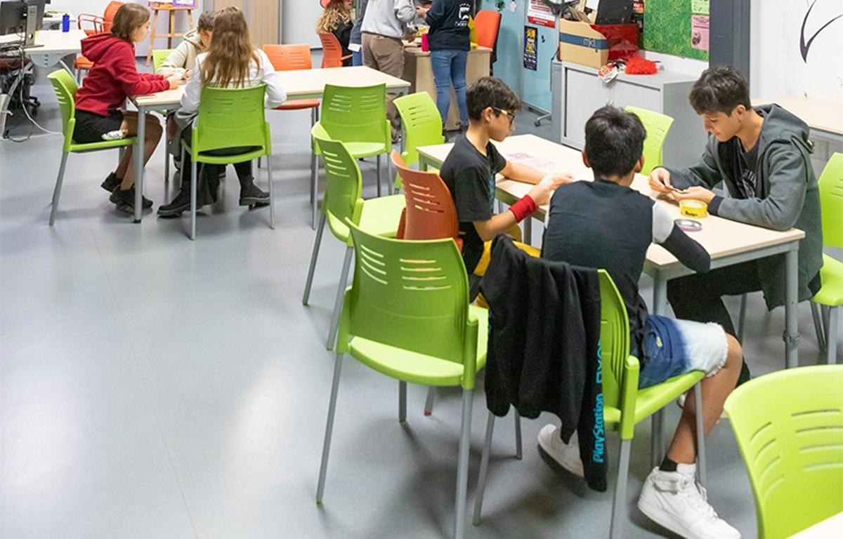 Jóvenes participando en actividades y talleres programados en la Casa de la Juventud de Paterna.