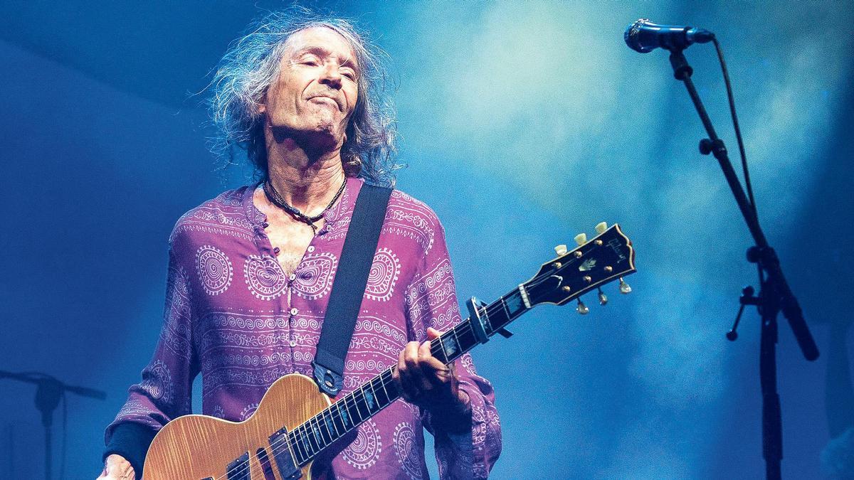 Robe Iniesta, en el escenario del Festival de Porta Ferrada, en el Guíxols Arena, el 10 de agosto de 2024.