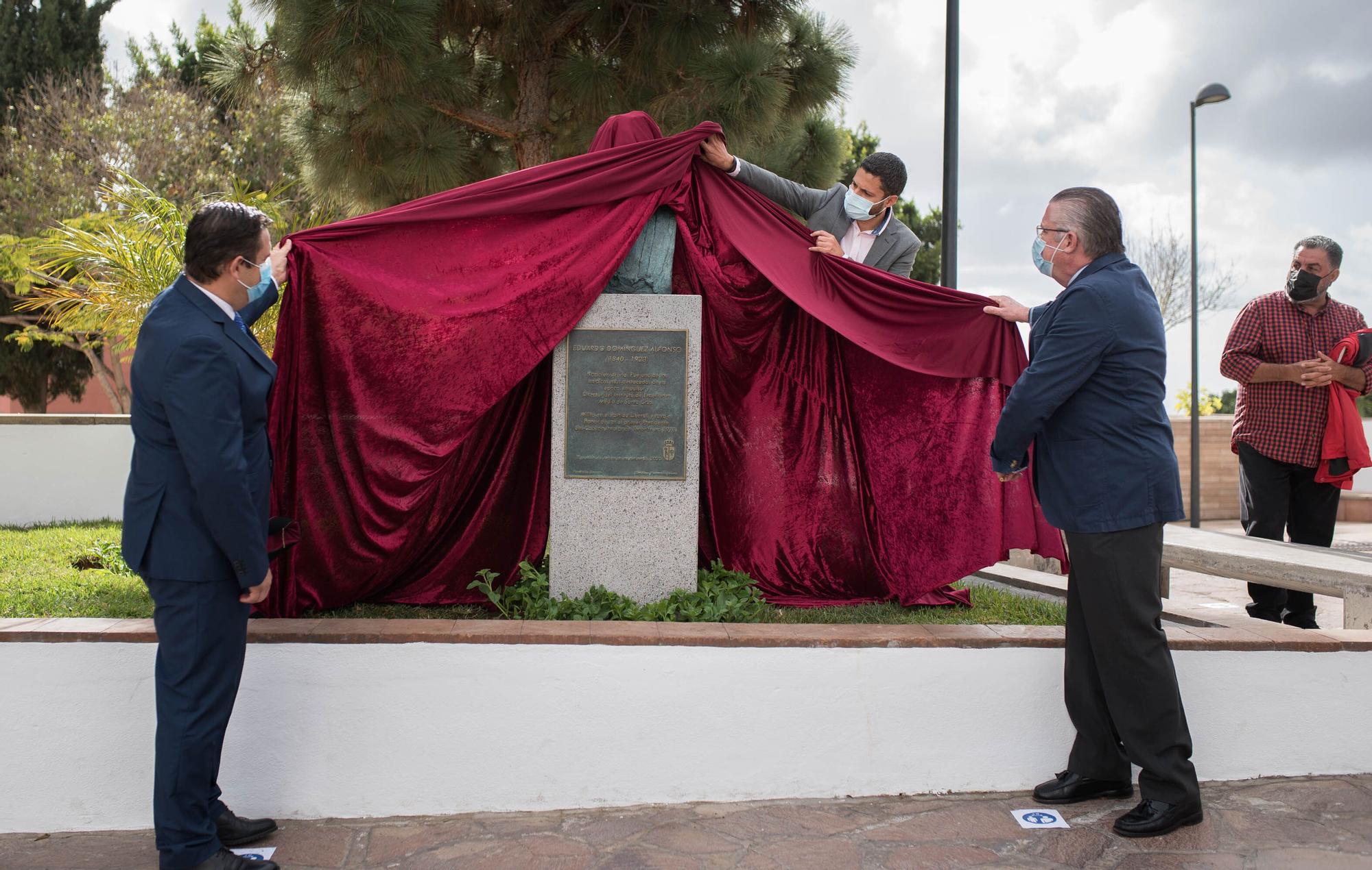 Colocación de un busto en Arona en homenaje a Antonio Domínguez