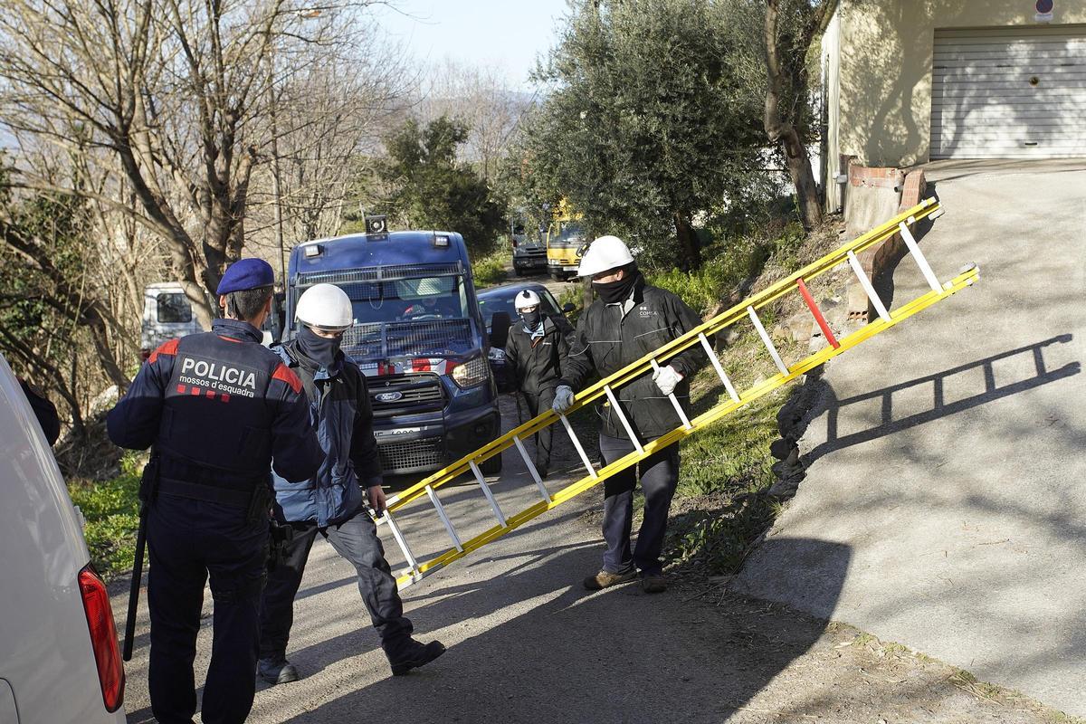 Les fotos del dispositiu policial al barri de Torre Gironella per cultiu il·legal de marihuana
