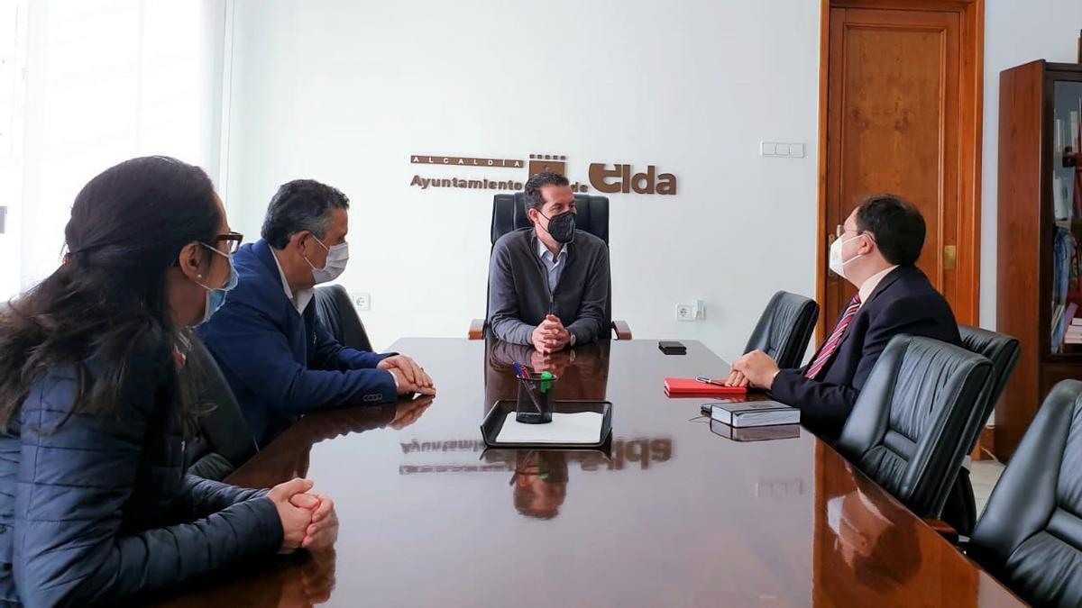 La reunión del alcalde de Elda con el nuevo director de la EURLE.