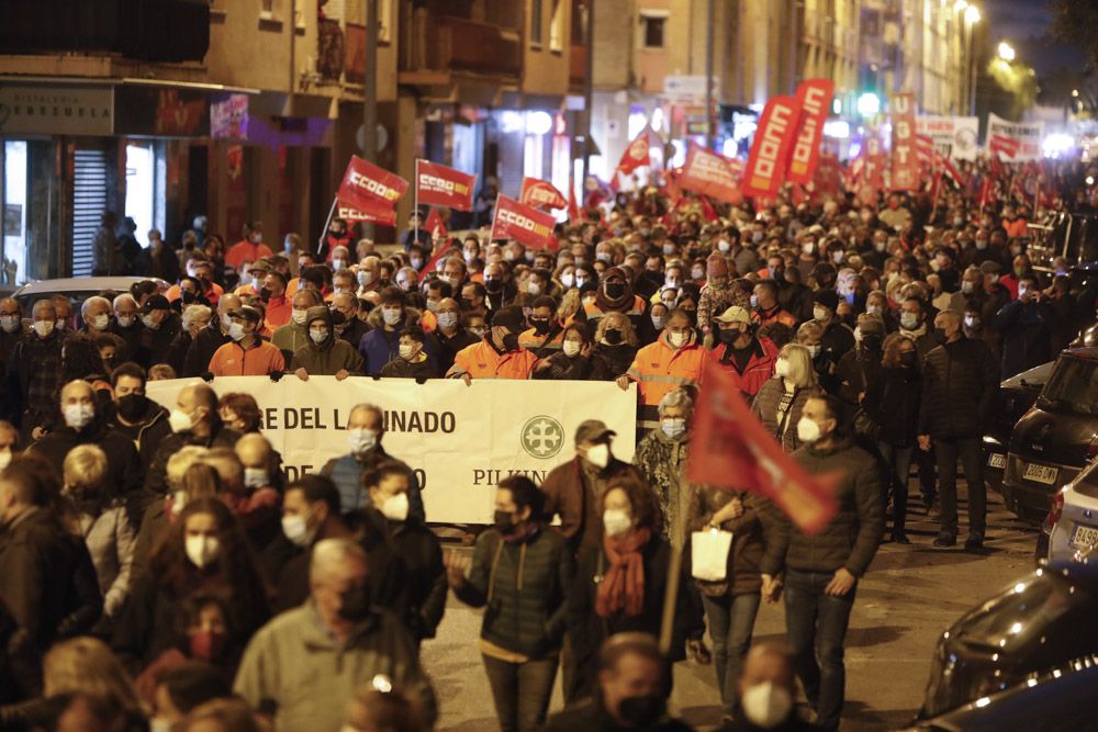 Los trabajadores de Pilkington se manifiestan, acompañados por miles de vecinos en el Port de Sagunt.