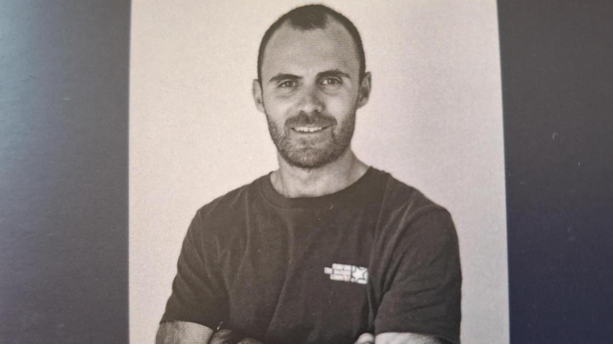 Arnau Castell Alemany, en la foto de la solapa de su primer libro, "A temps parcial"