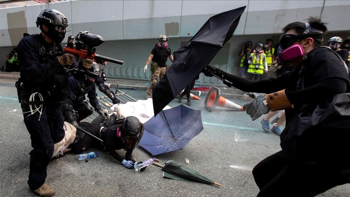 Miembros de las fuerzas de seguridad cargan contra manifestantes en Hong Kong.