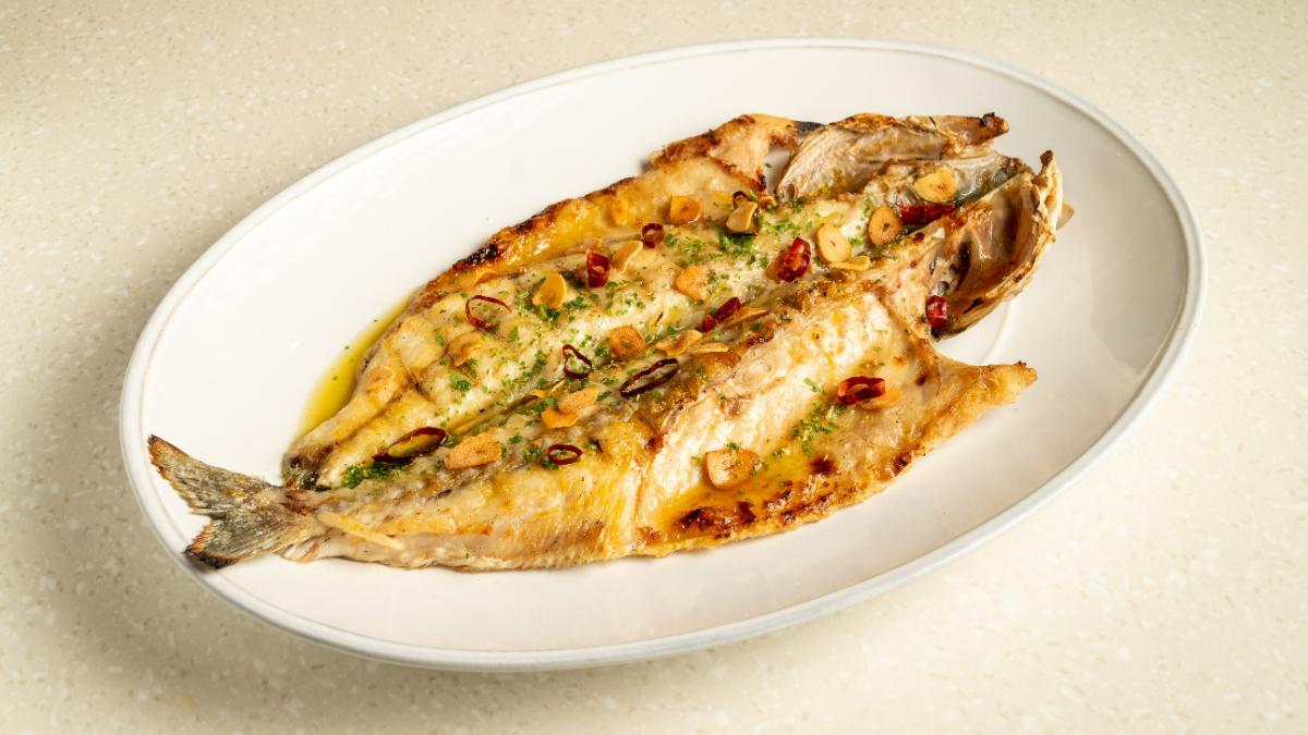 La lubina a la brasa de Almara, uno de los platos que mejor reflejan la apuesta de la casa por el producto y la sencillez bien entendida.
