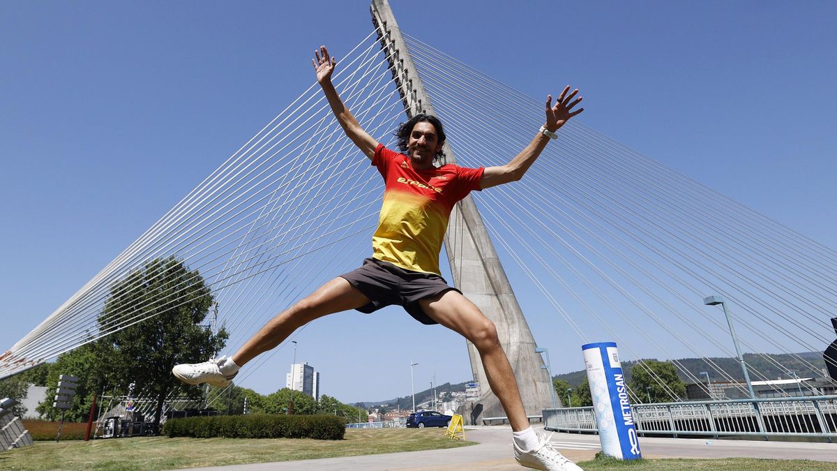 Cristian Fernández, en la zona del puente de Os Tirantes, punto de salida del acuatlón.
