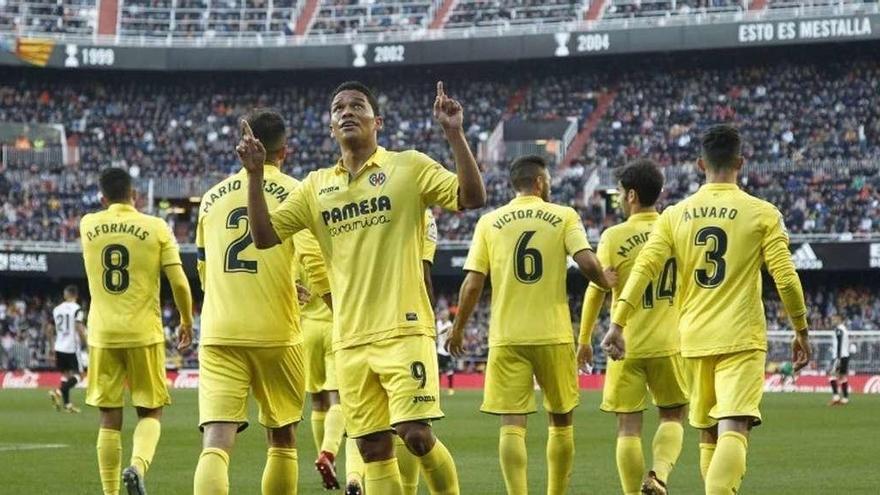 Bacca celebra su gol de ayer en Mestalla que dio la victoria al Villarreal ante el Valencia.