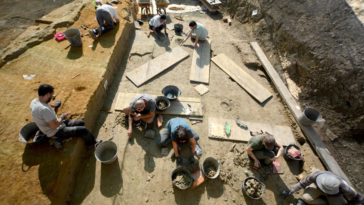 Investigadors treballen en les excavacions del jaciment del Camp dels Ninots de Caldes de Malavella.