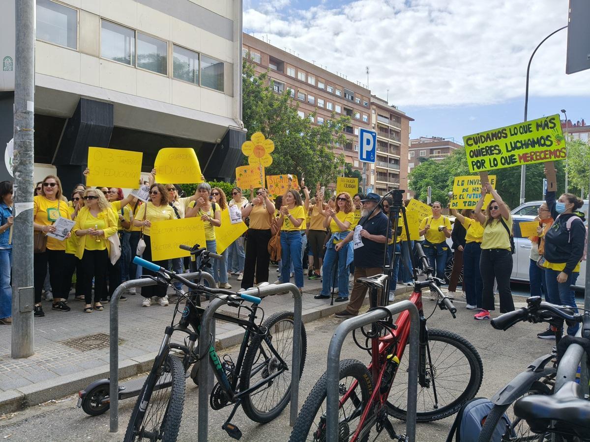 Concentración de trabajadoras de Educación Infantil de 0 a 3 años frente a la Delegación Territorial de Educación en Córdoba.