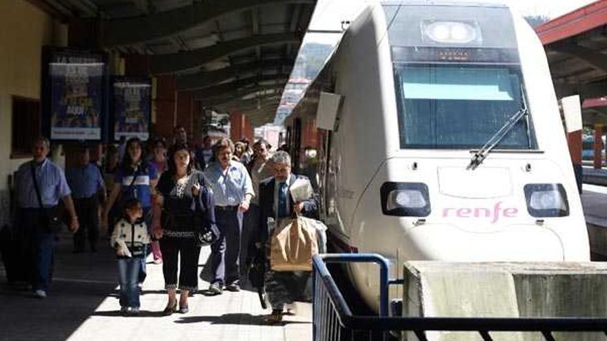 Pasajeros de uno de los trenes regionales a su llegada a Vigo.