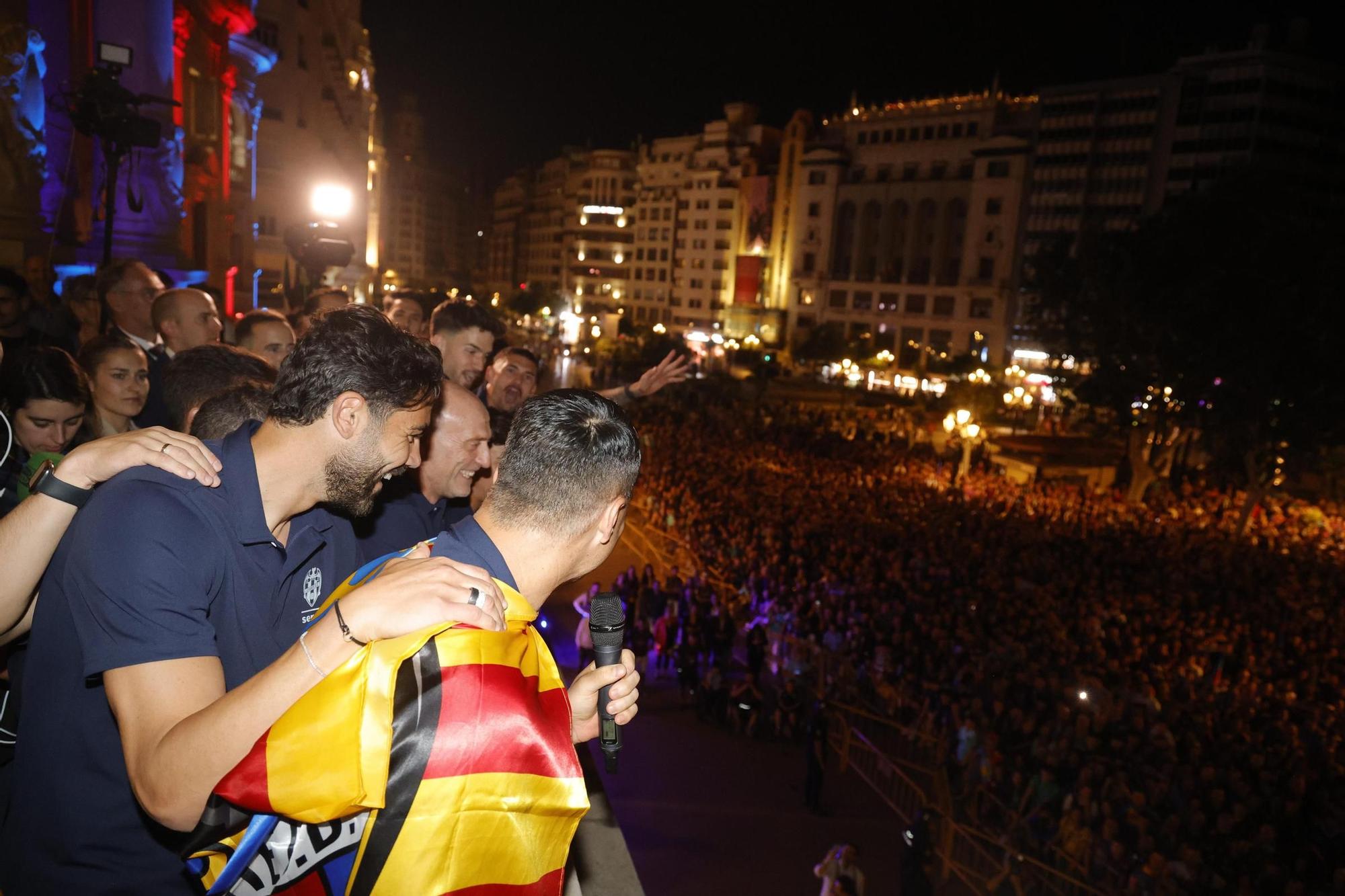 Todas las fotos de la rúa del Levante UD por su ascenso a Primera División