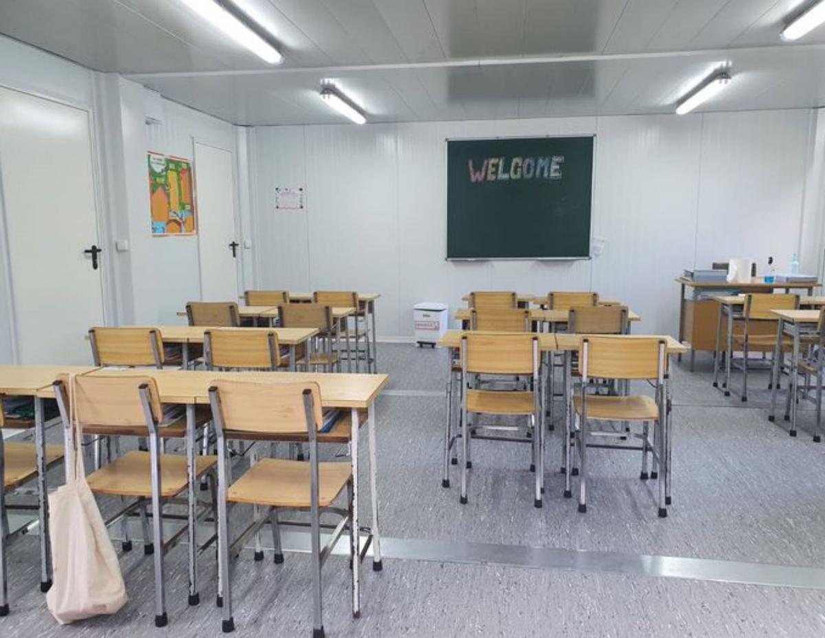 Por la izquierda, dos aulas modulares en el Patronato San José. A la derecha, una de las aulas interiores que acogerán a alumnos del San Vicente de Paúl.